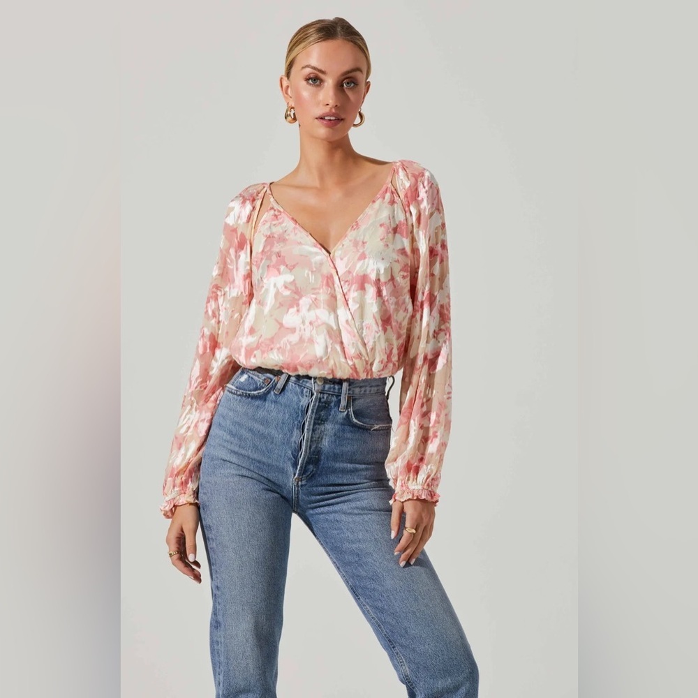 NWT ASTR the label Kamira floral blouse size medium